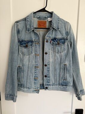 LNWT Light Wash Levi's Denim Jacket
